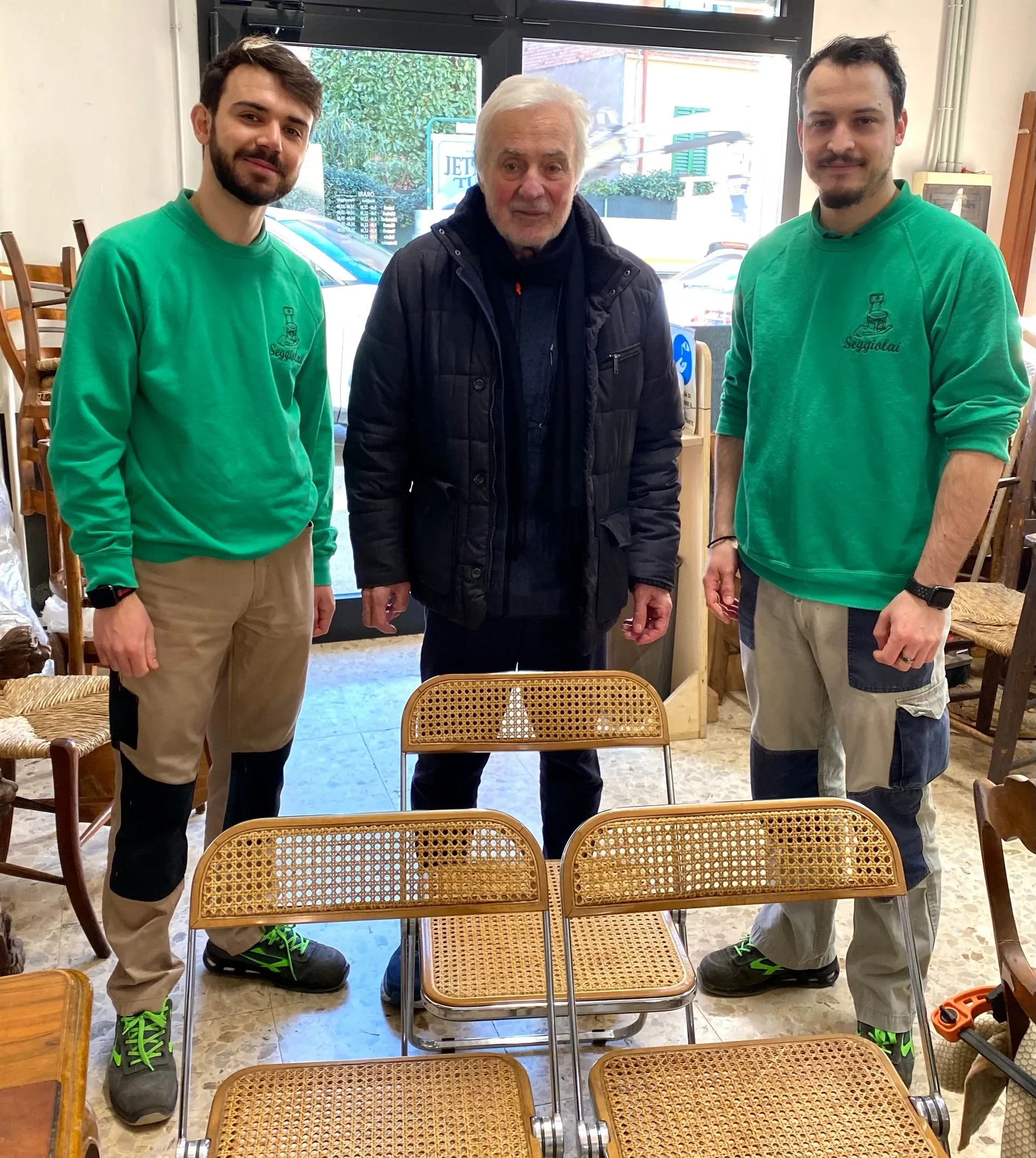 Giancarlo Piretti insieme a Matteo e Mikel dei Seggiolai, Bologna