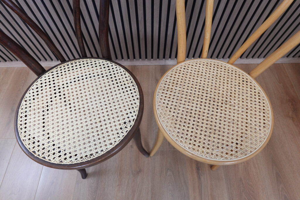 Differenza tra metodo tradizionale (fori singoli) e moderno (scanalatura con cordoncino) nella paglia di Vienna