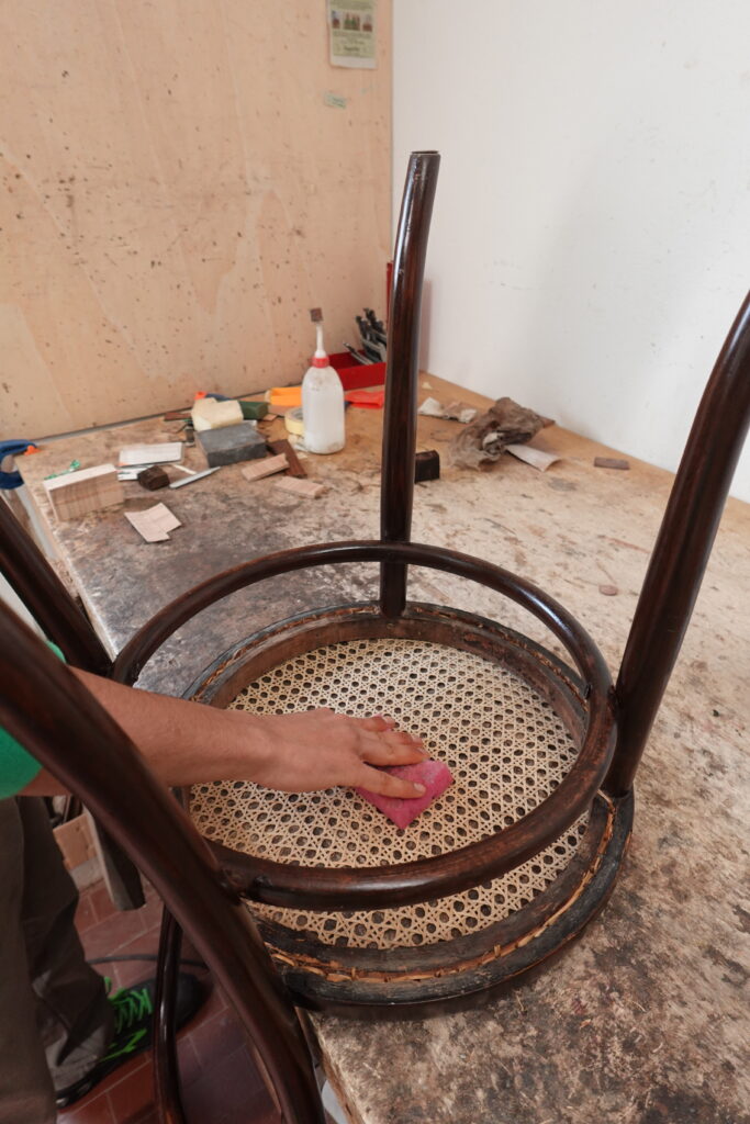 Come bagnare la paglia di Vienna dalla parte inferiore con una spugna umida