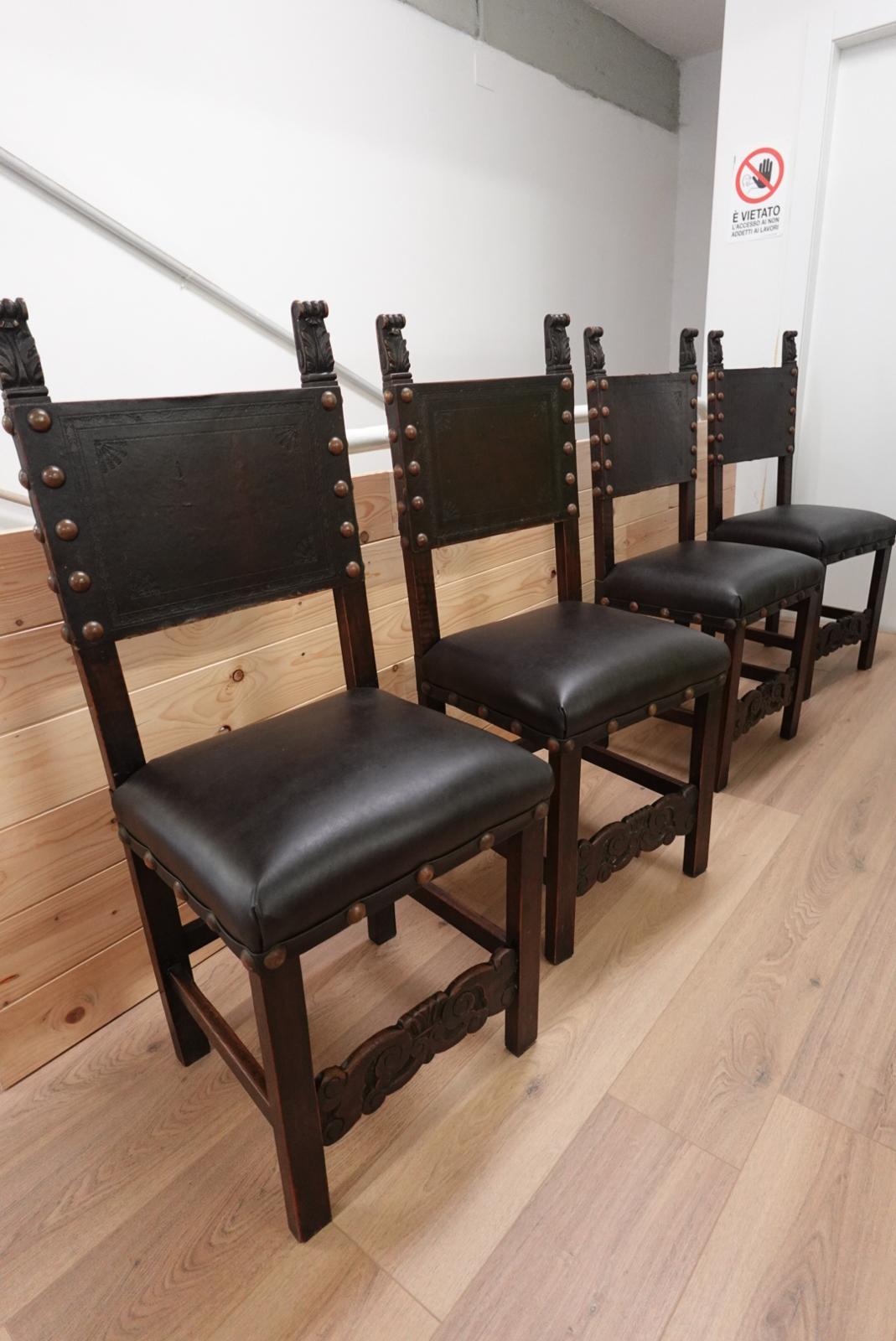 Sedie in stile rinascimentale in legno massello con seduta imbottita in pelle