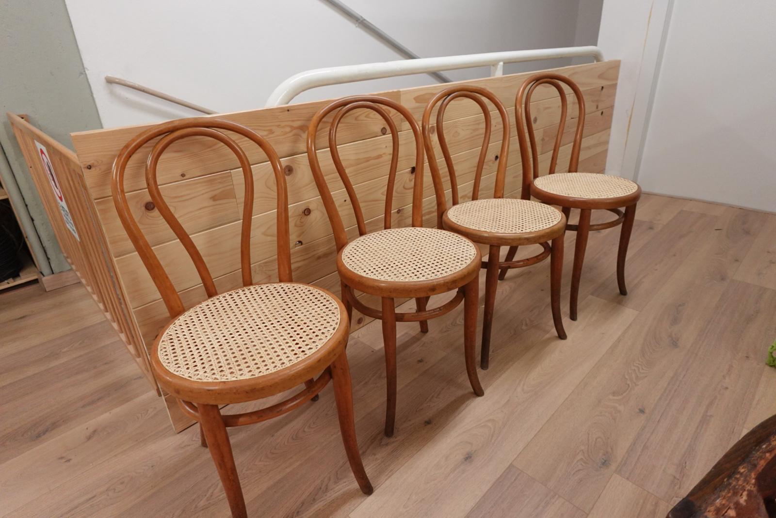 Sedia in stile Thonet con struttura in legno curvato a vapore